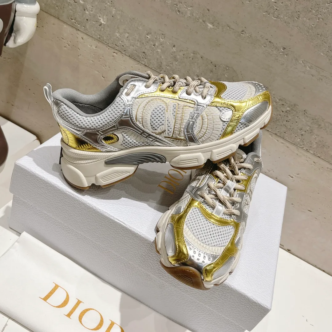 👟👟Ex-factory price 560👟👟 (top version) The latest hot model, the star model 2024 main hot product, the newly released Dior Dior Chrono new casual sports shoes, running shoes and dad shoes are really cool, full of futuristic feeling! Really cool! Once again interpreting Dior's concept of cool fashion, the lucky star will bless you with good luck. The new EVA sole is super light and super soft! A perfect replica of the original! Fully matched material and mold! ! 35-40